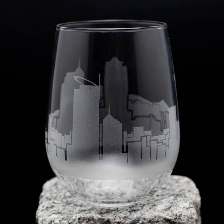 Verre à vin Skyline d'Auckland, Nouvelle-Zélande pour la vente par Urban & Etched