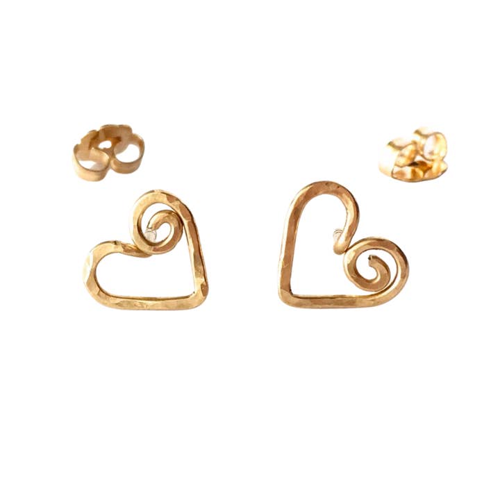 Boucles d'oreilles en forme de cœur - Clous en forme de cœur martelés en spirale en or pour la vente par BlighPosh