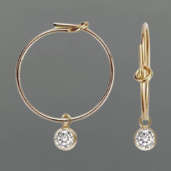 Kleine Zirkonia-Reifen mit Lünette für den Großhandel von Something Silver