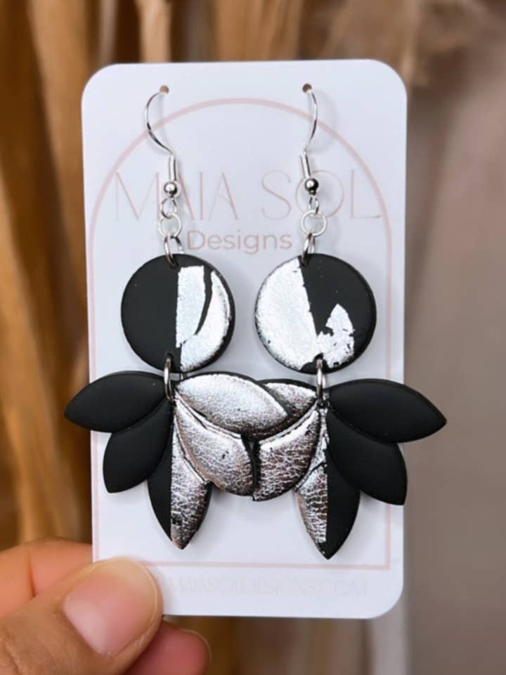 Boucles d'oreilles pendantes Lotus pour la vente par Maia Sol Designs