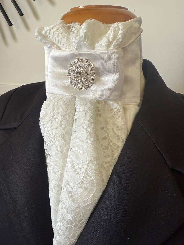 HHD Dressuur Euro Plastron ‘Queen’ in Ivoor en Kant voor wholesale door Heavenly Horse Designs