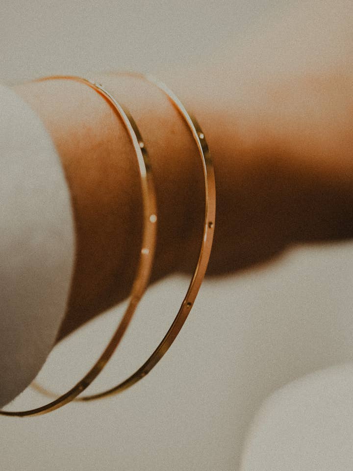 Bracelet Jonc à Pois, Or, Or Rose ou Argent pour la vente par Hannah Naomi