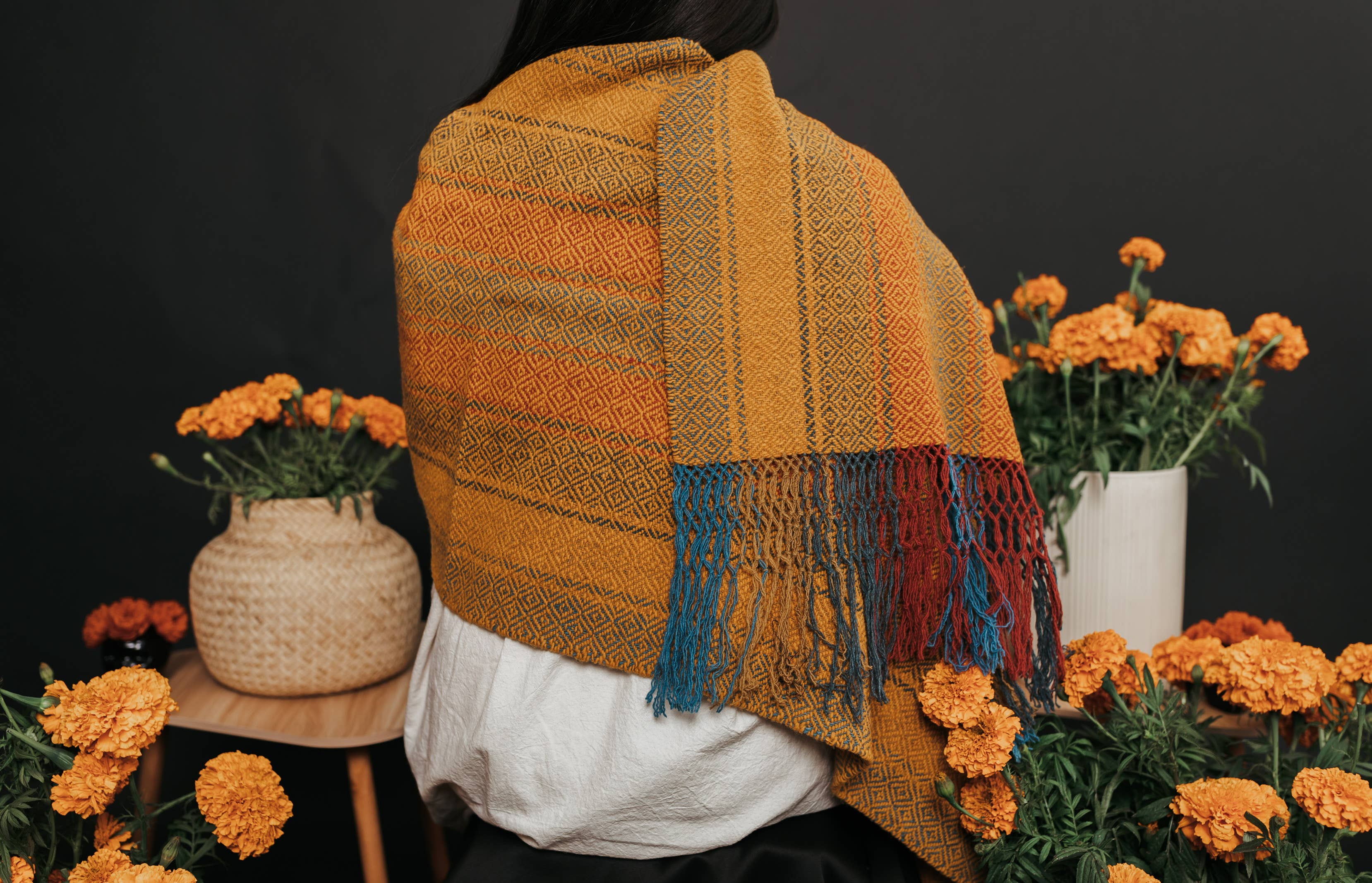 The Zapotec Weavers – wholesale Wrap - Dam – Zapotekisk ylledikat/rebozo med Periconblomma, färgad med naturliga färger3