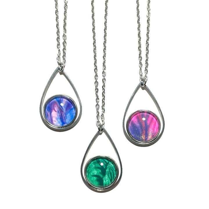 Œuvre originale : Petit pendentif en forme de larme pour la vente par Drift Away Studio