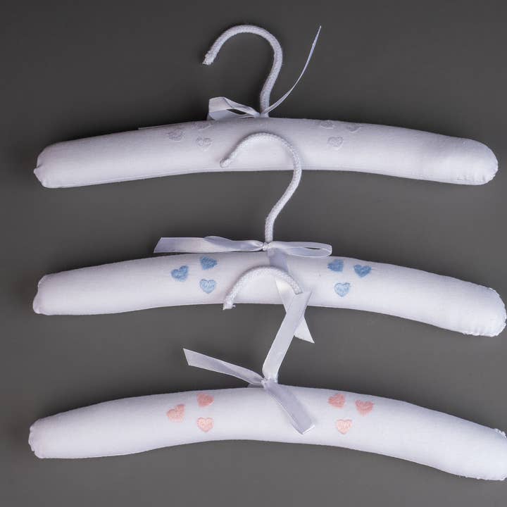 Cintres rembourrés Little Hearts pour la vente par Edward Boutross