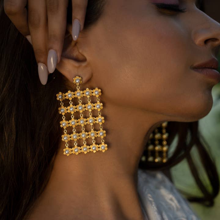 Orecchini Pendenti Lunghi con Fiori di Perla Gioielli Artigianali Festivi per la vendita all'ingrosso da parte di DIORA