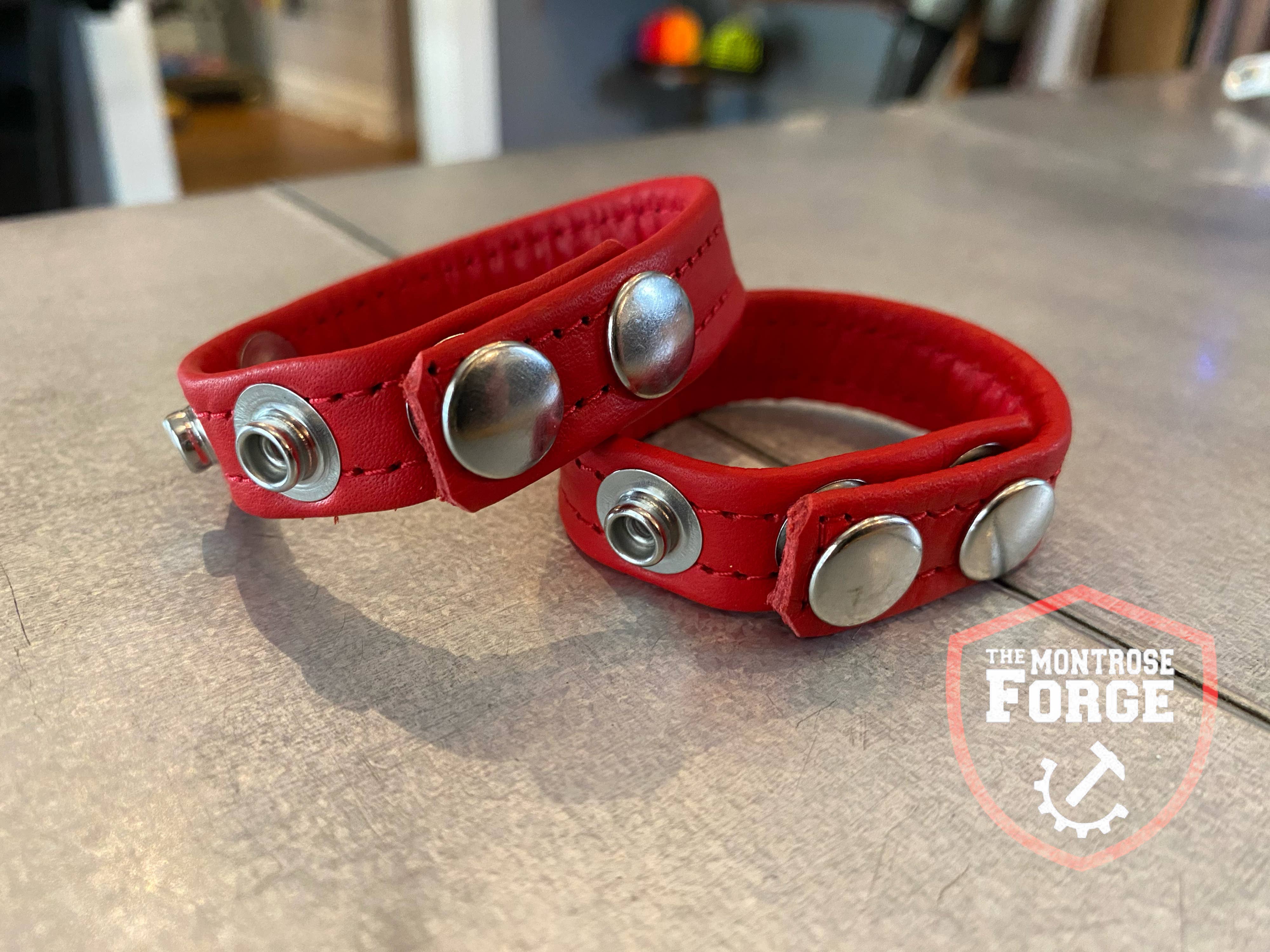 The Montrose Forge - Vendita all'ingrosso Sex toy - Anello a C in pelle sottile a 3 bottoni (disponibile in 11 colori)5