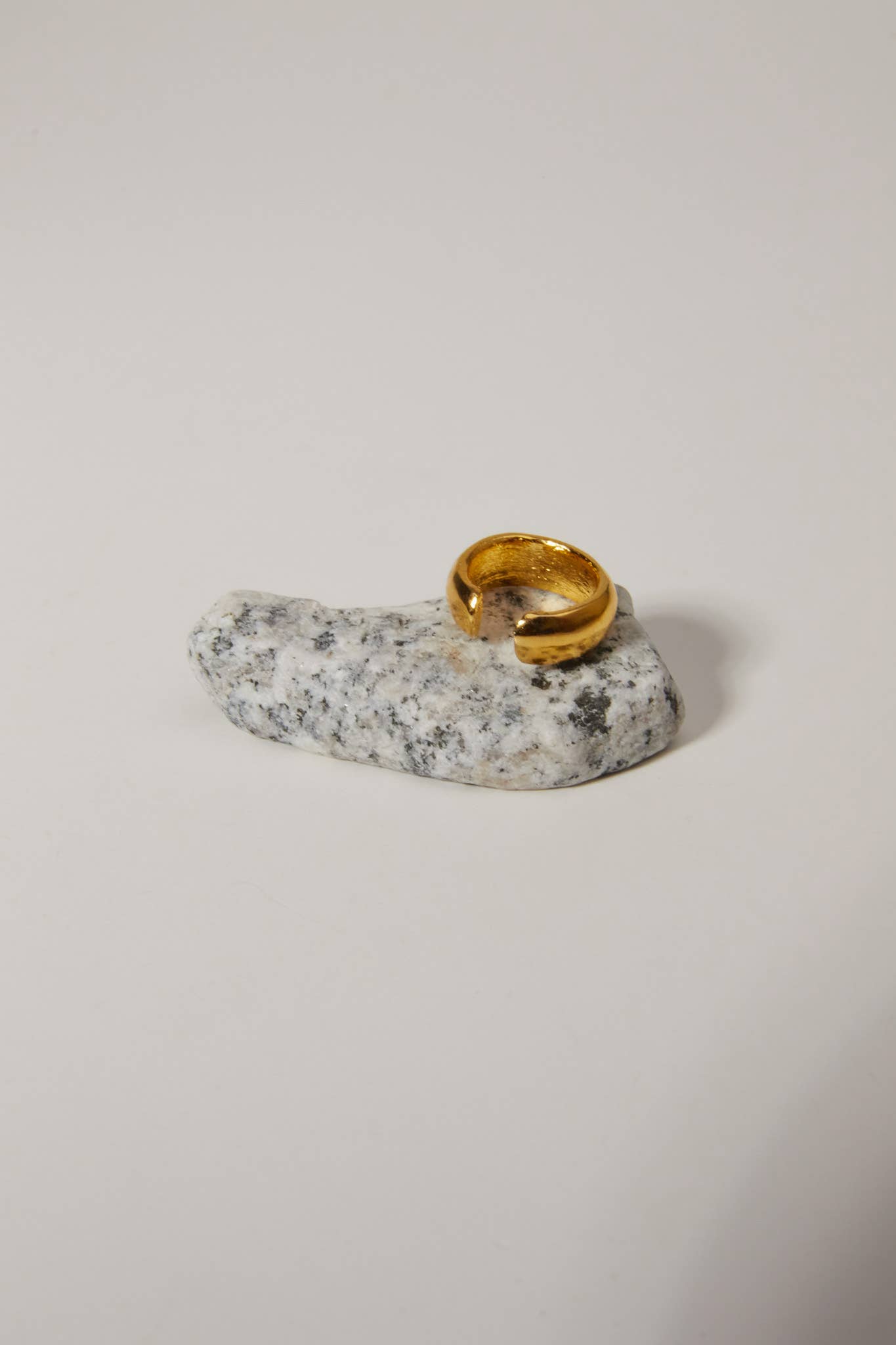 Heliconia Boutique – Brincos de punho/trespasse por atacado – Linea Cuff – Um Favorito do Dia a Dia, Ajustável a Qualquer Orelha1