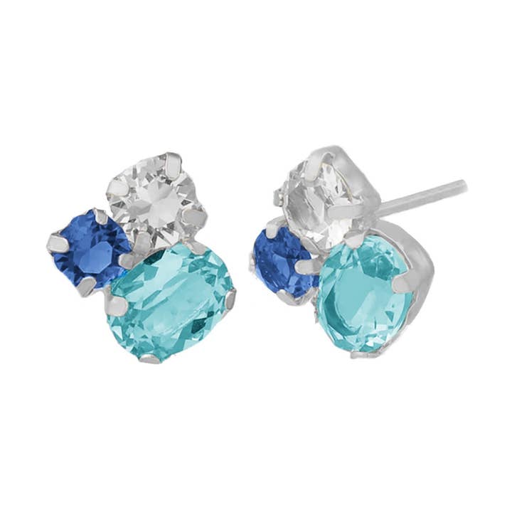 Korte øreringe med blå krystal i sølv rhodium belægning for engroshandel hos Victoria Cruz