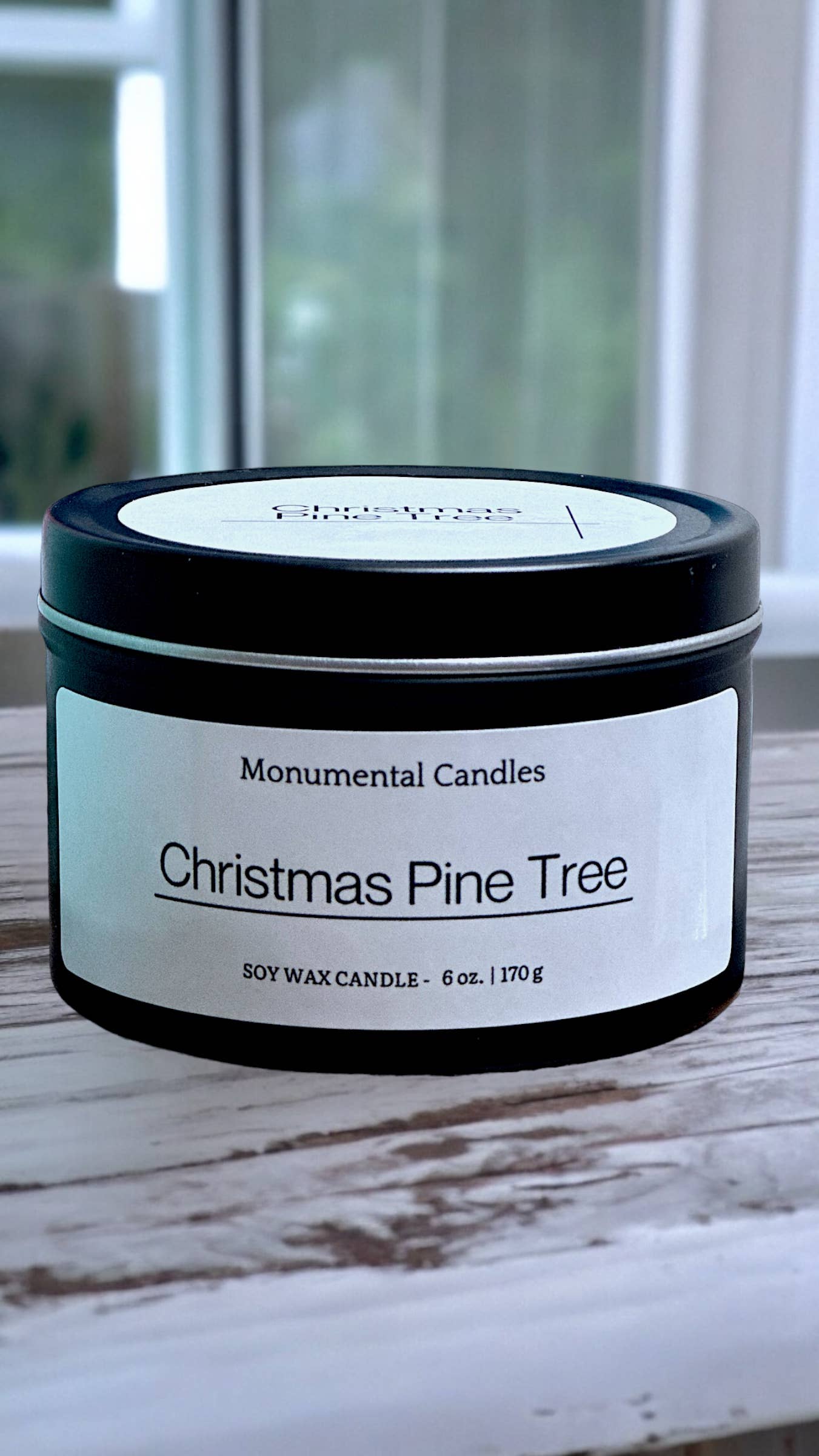 Monumental Candles LLC – Engroshandel Rejsestearinlys – Julefyrretræ 6 oz mat sort tinlys1