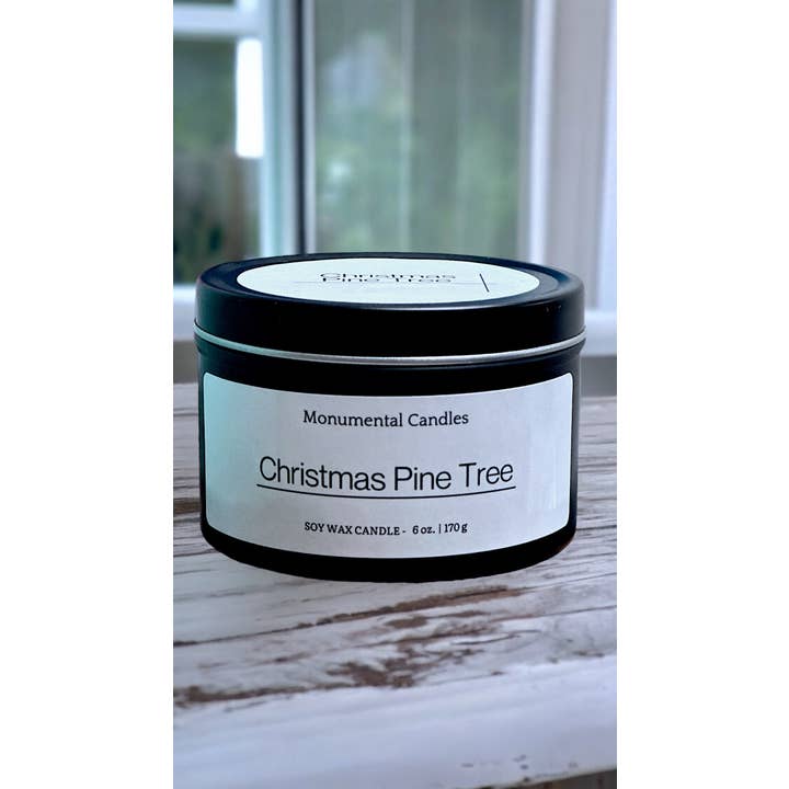 Monumental Candles LLC – Großhandel Reisekerzen – Christmas Pine Tree 6 oz mattschwarze Zinnkerze1