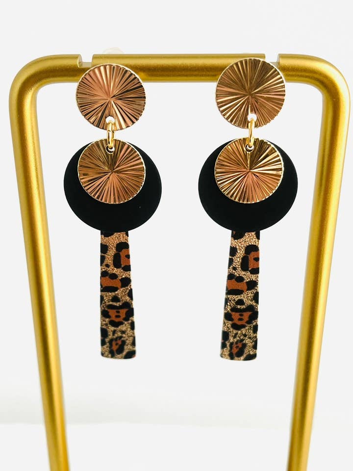 Orecchini SASHA - dorati, con stampa leopardata glitterata per la vendita all'ingrosso da parte di Innaya