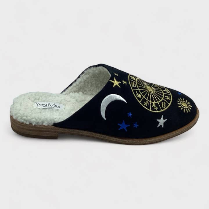 Pantoufle Marigold Celestial en daim noir pour la vente par Yerba Mala