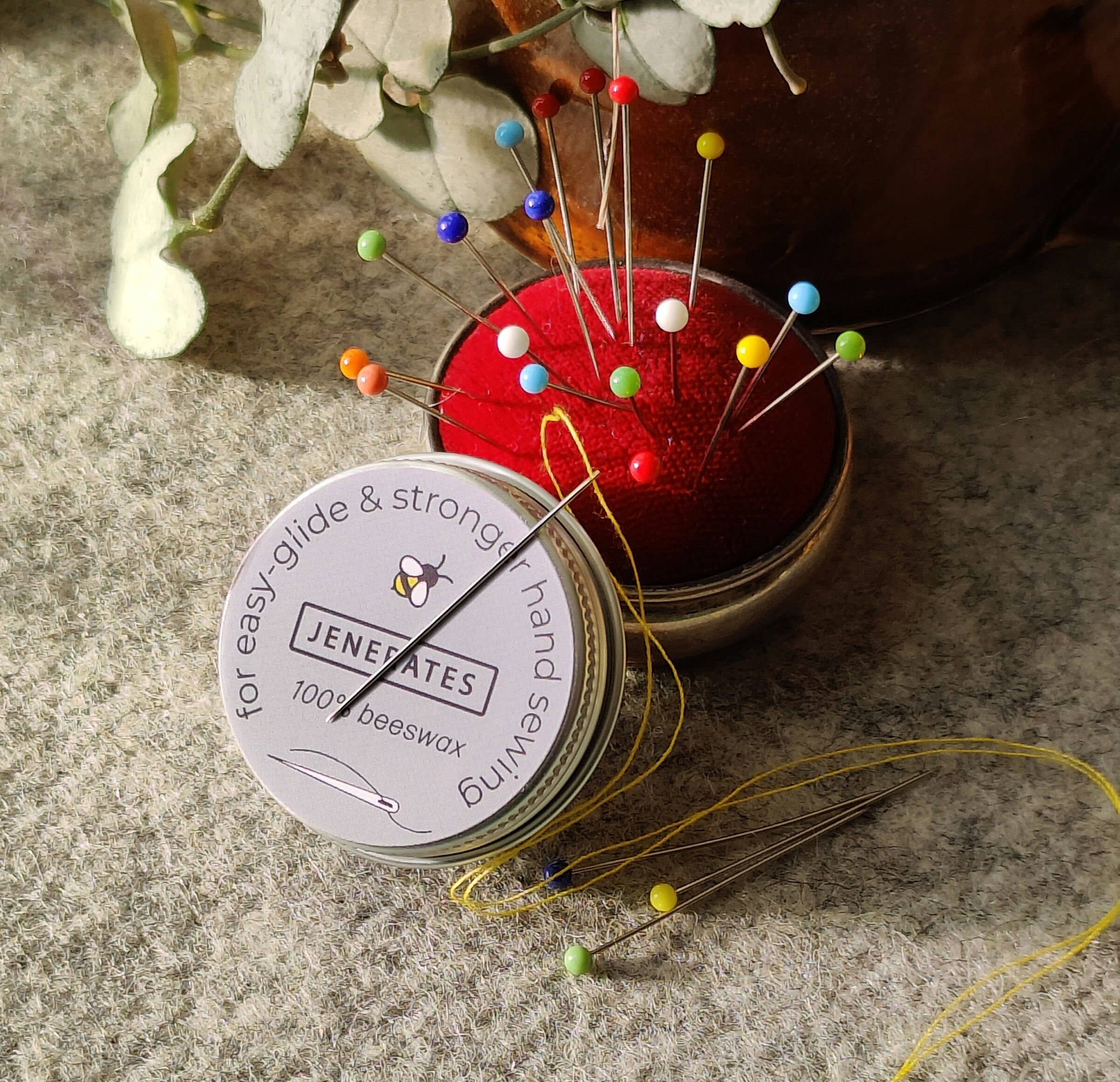 Jenerates by Jen Hogg - Vente Tissu - Génère un récupérateur d'aiguilles en cire d'abeille2