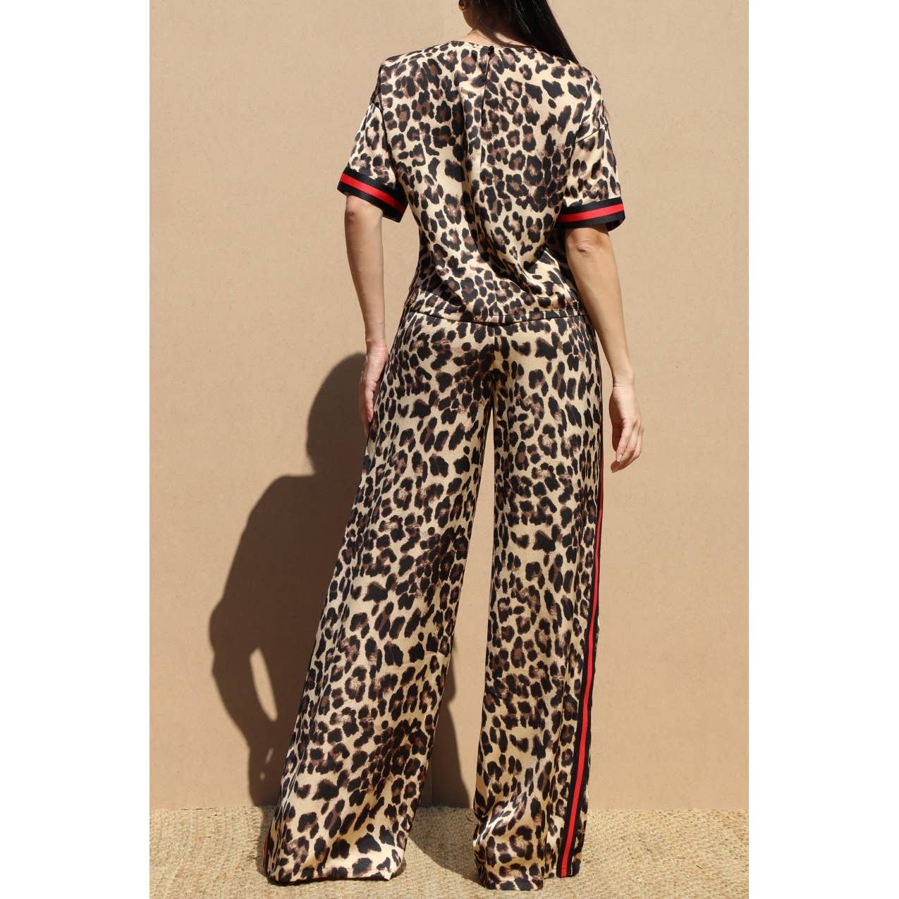 LEOPARDO Completo in raso con stampa leopardata e dettagli a righe in vendita all'ingrosso su Faire3