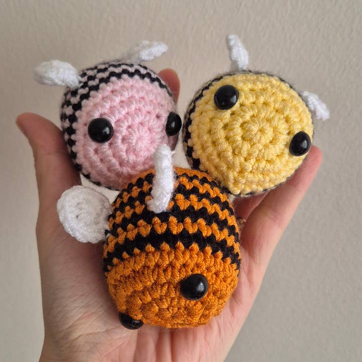 Jouet en peluche abeille fait main au crochet pour la vente par despinacrafting