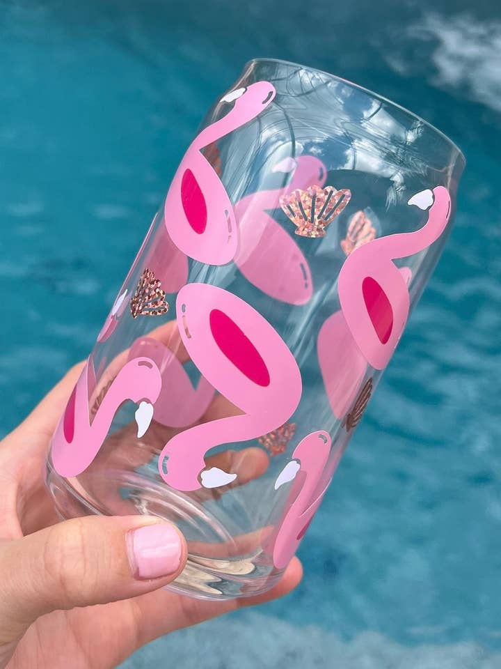 Tasse en verre Flamingo Pool Float Libbey Can pour la vente par HandmadesByHannahS