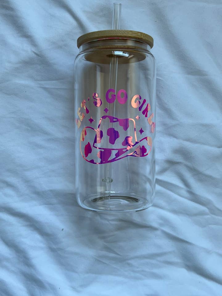 Bicchiere in vetro Let's Go Girls con coperchio per la vendita all'ingrosso da parte di Honey Rose Collective