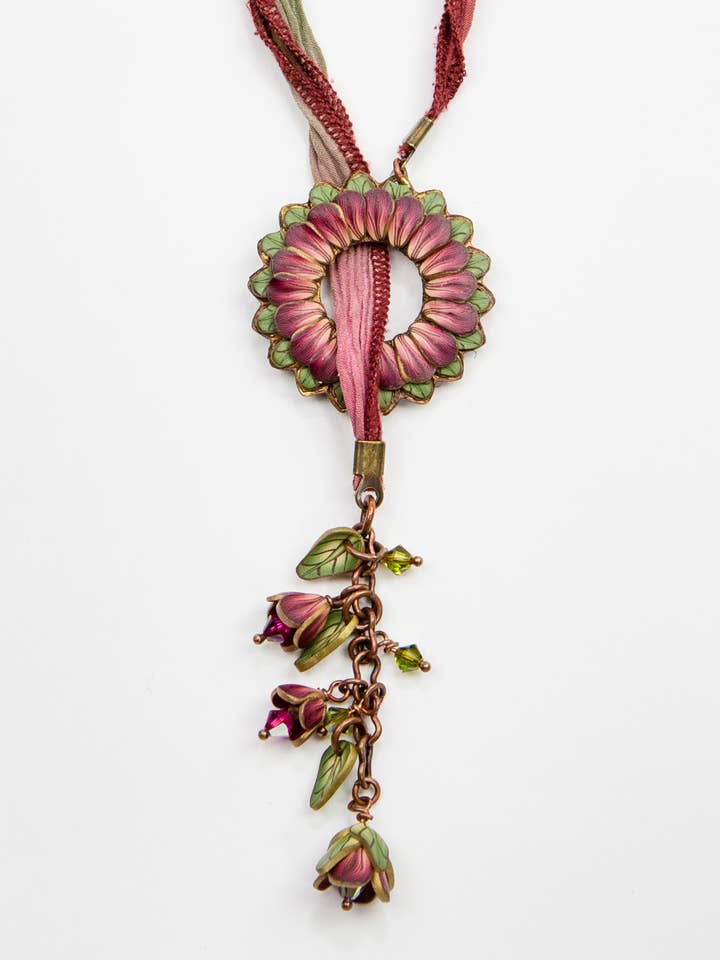 Lariat con borlas - Vino y Rosas para venta al por mayor de Petal Pushers by Janet Pitcher