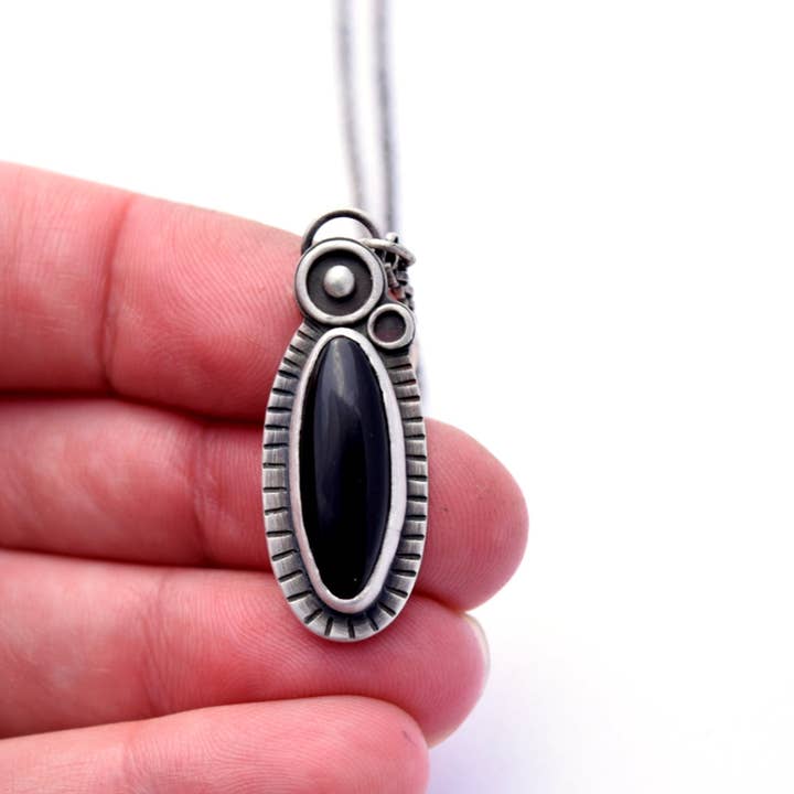 Collier Orbital Onyx pour la vente par Erin Austin Design