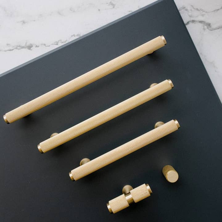 Home Luxe Co – wholesale Knob/pull – Alnwick Knurled Antique Brass Bar Handle