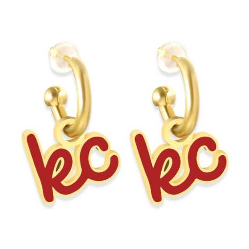 Brincos de Argola Huggie com Pingente KC em Vermelho Script de Kansas City por atacado de EB and Co.