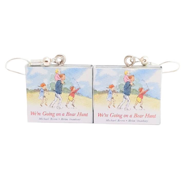 Orecchini da libro We're Going on a Bear Hunt per la vendita all'ingrosso da parte di Cheeky Little Monkeys Jewellery
