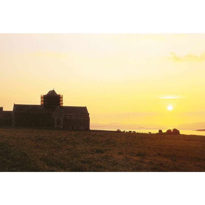Pequeña postal con salida del sol sobre la abadía de Iona para venta al por mayor de Island Blue Publishing
