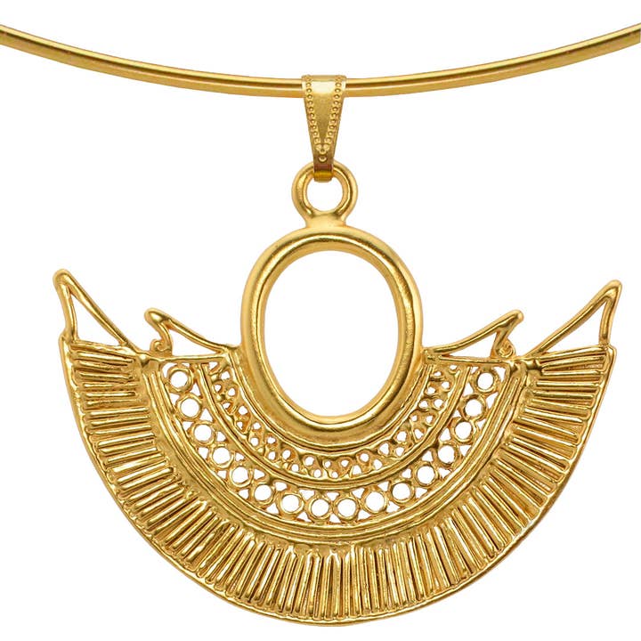 Collier Omega Adorned Fan 24k GP pour la vente par Across The Puddle