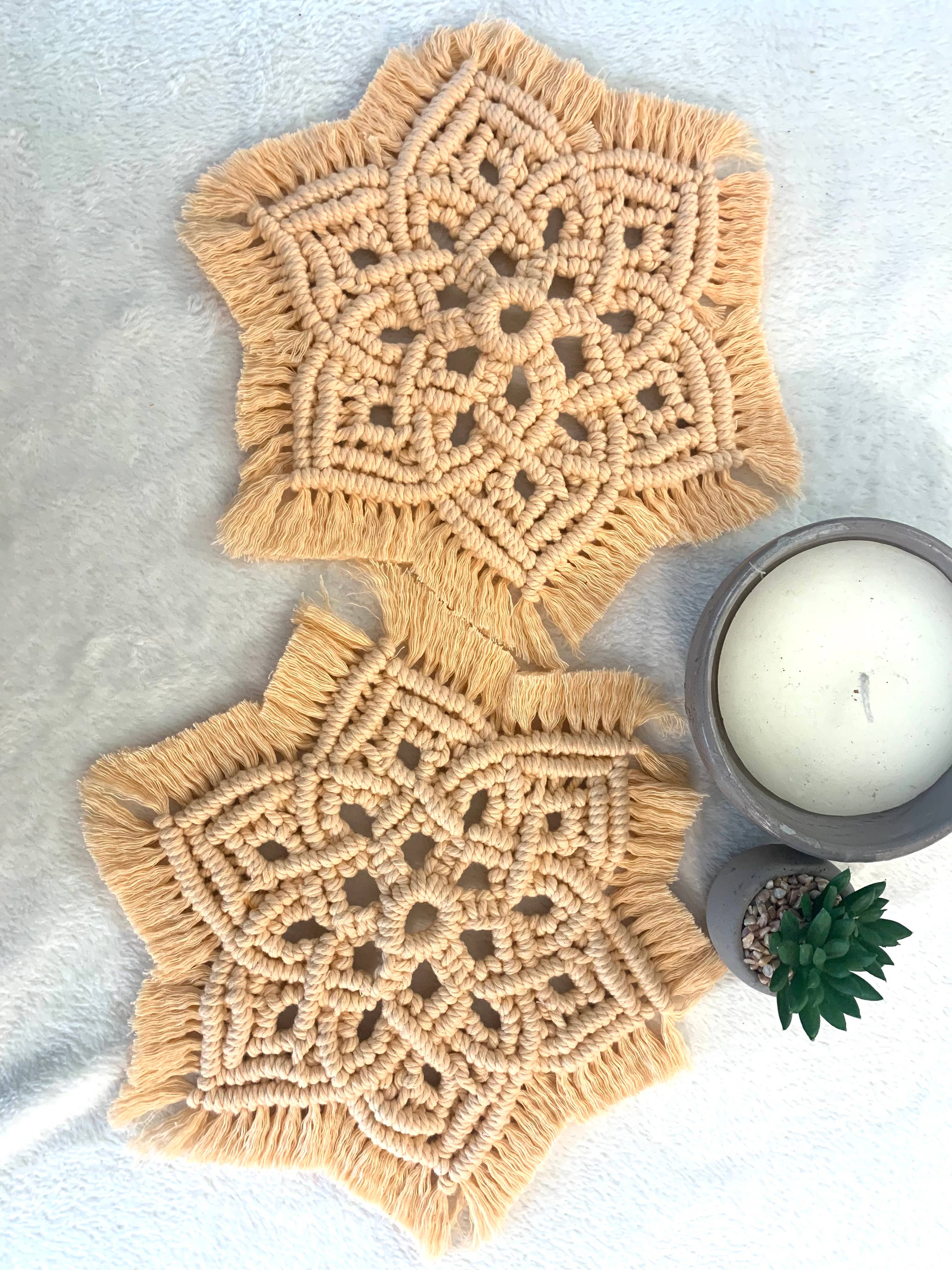 Knotting Studio - Venta al por mayor Posavasos - Juego de dos posavasos de macramé con diseño de mandala | Centre Piece5