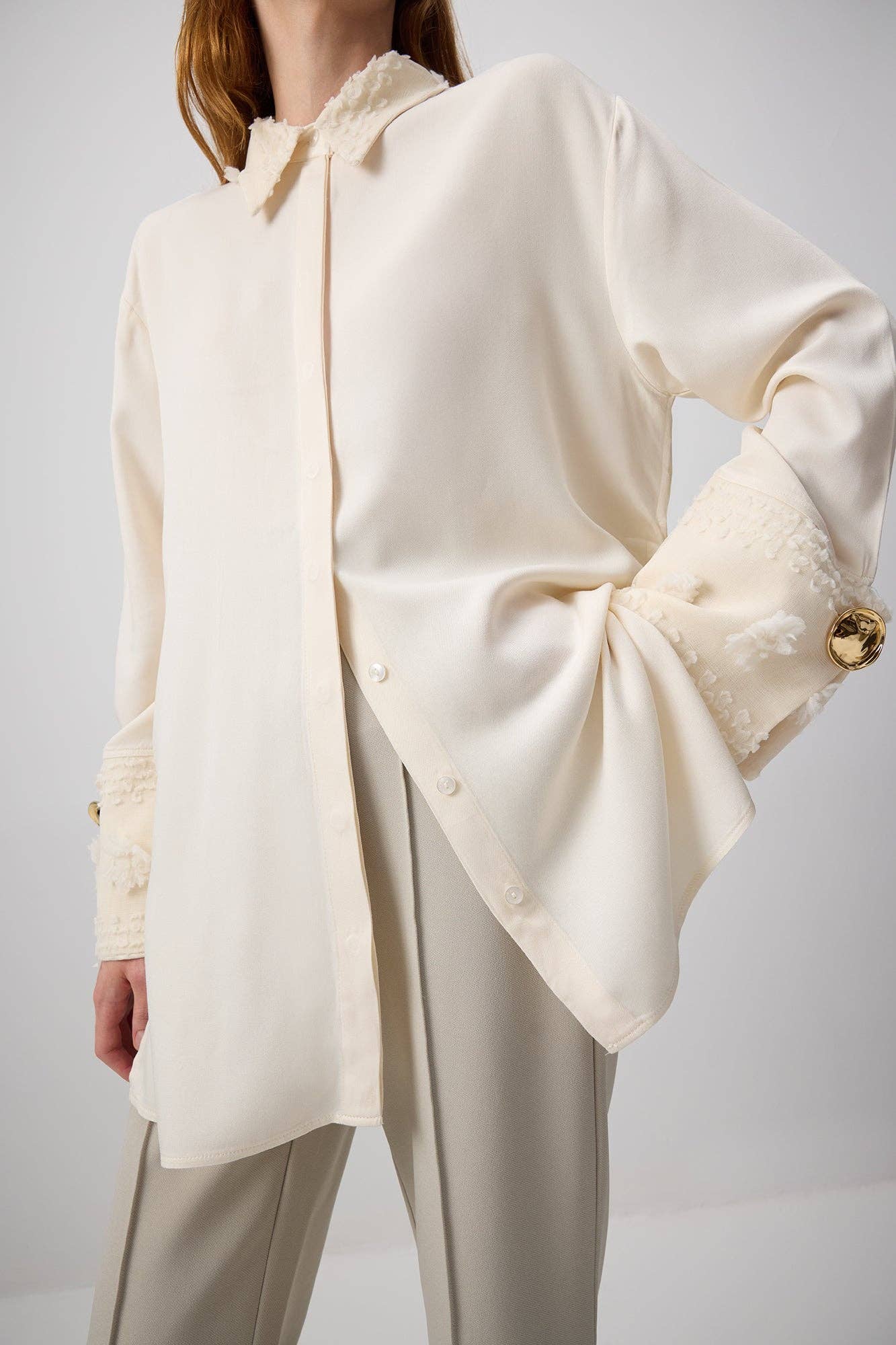 Krem Broderet Krave & Manchet Viskose Skjorte – Elfenbens Elegance for engroshandel på Faire8