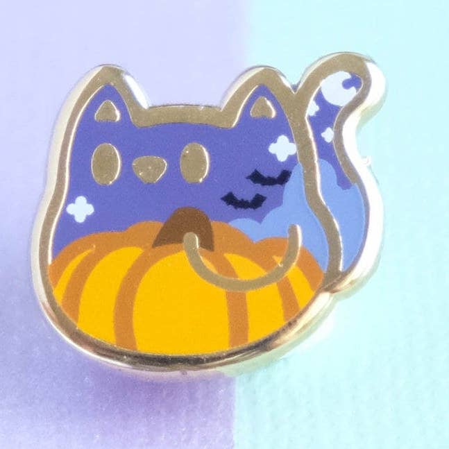 Mini Cute Cat med Halloween Græskar Emalje Pin - Tinycats for engroshandel hos Sparkles in the Wild