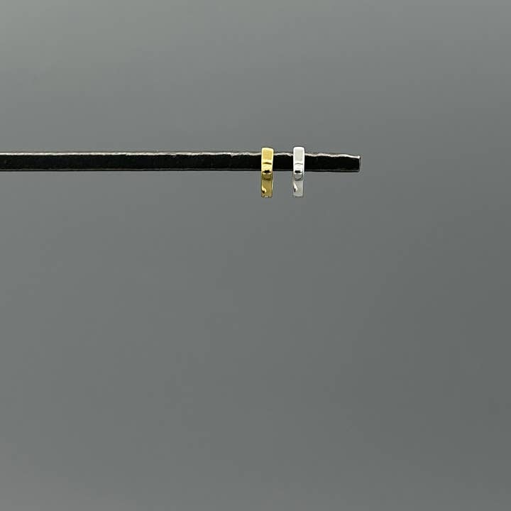 Something Silver – Großhandel Hoops – 10 mm Mini Wende-Clicker-Creolen in Silber & Gold2