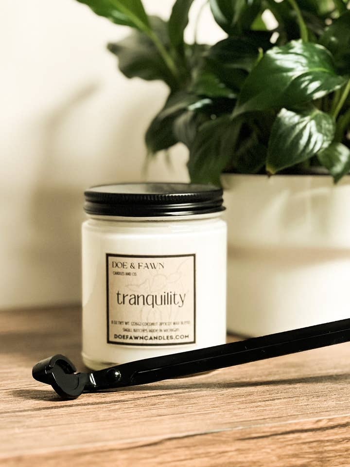 TRANQUILITY/Bocal transparent de 8 oz avec couvercle noir pour la vente par Doe & Fawn Candles and Co.