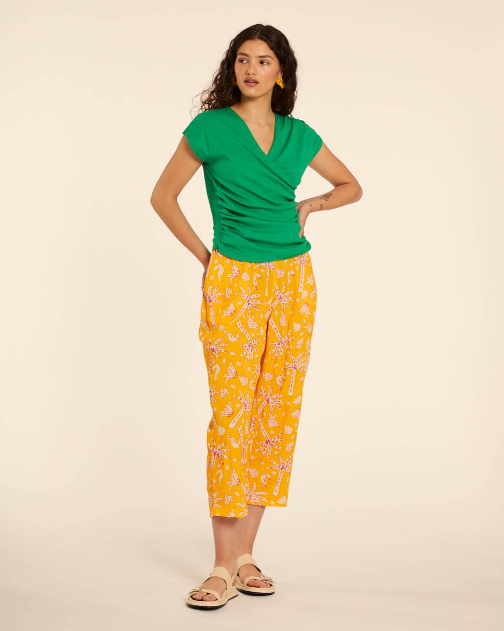 Pepaloves – Engroshandel Strikket top - Dame – GRØN KRYDS-T-SHIRT1