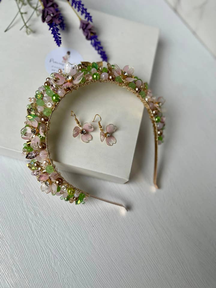 Couronne de fleurs rose vert clair Flora pour la vente par Preciuspearls