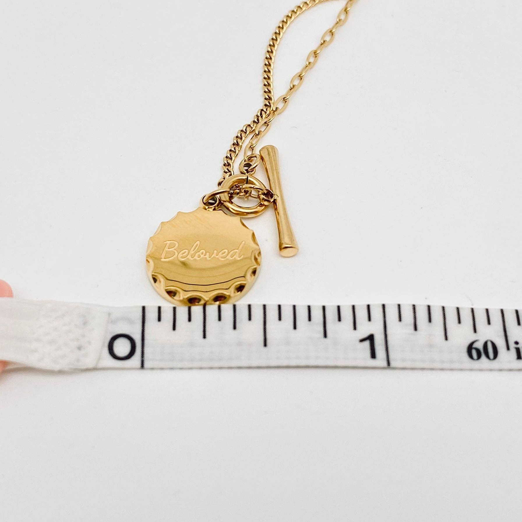 Mio Queena - Vente Colliers à pendentif - Collier avec pendentif circulaire « bien-aimé » en or 18 carats - FGS4