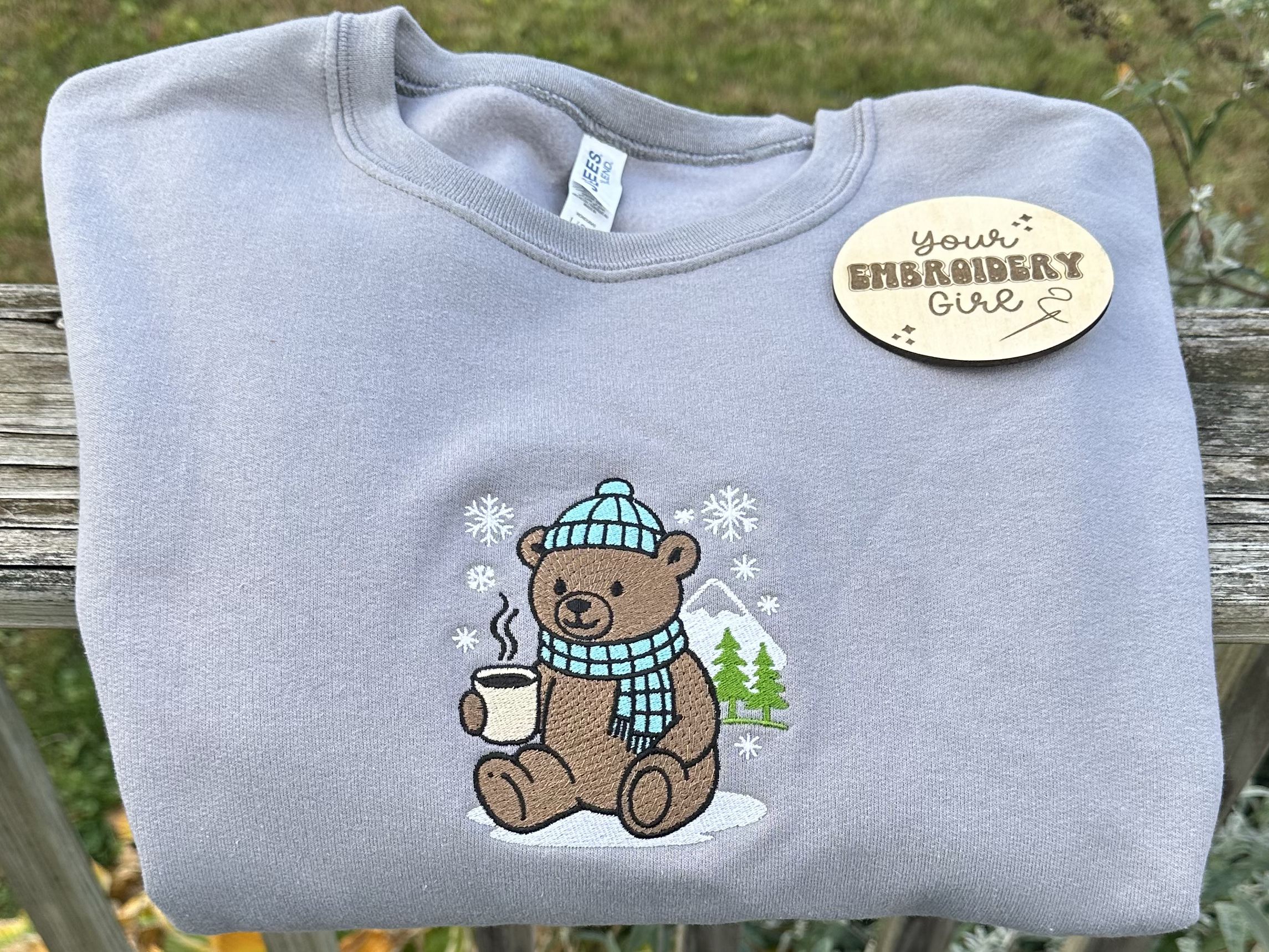 Your Embroidery Girl - Wholesale Sweatshirt - Dames - Knusse Winterbeer Geborduurde JERZEES Sweater0