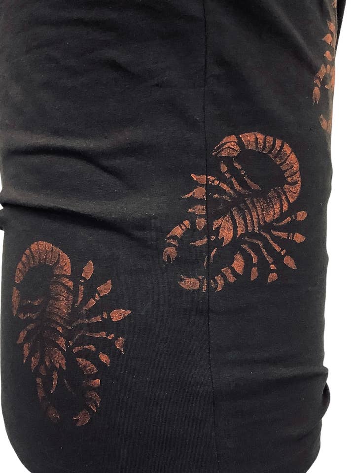 Impromptu Musé - Vendita all'ingrosso Maglietta serigrafata - Donna - T-shirt grafica stampata a mano Scorpione nera2