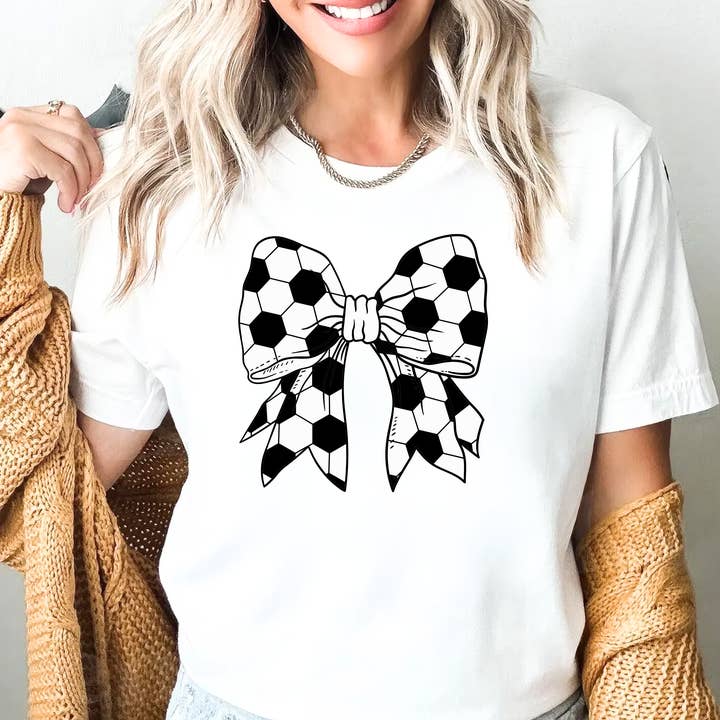 T-shirt Soccer Bow – Noir ou Blanc (Crop ou T-shirt Unisexe) pour la vente par Hansen Party Mama