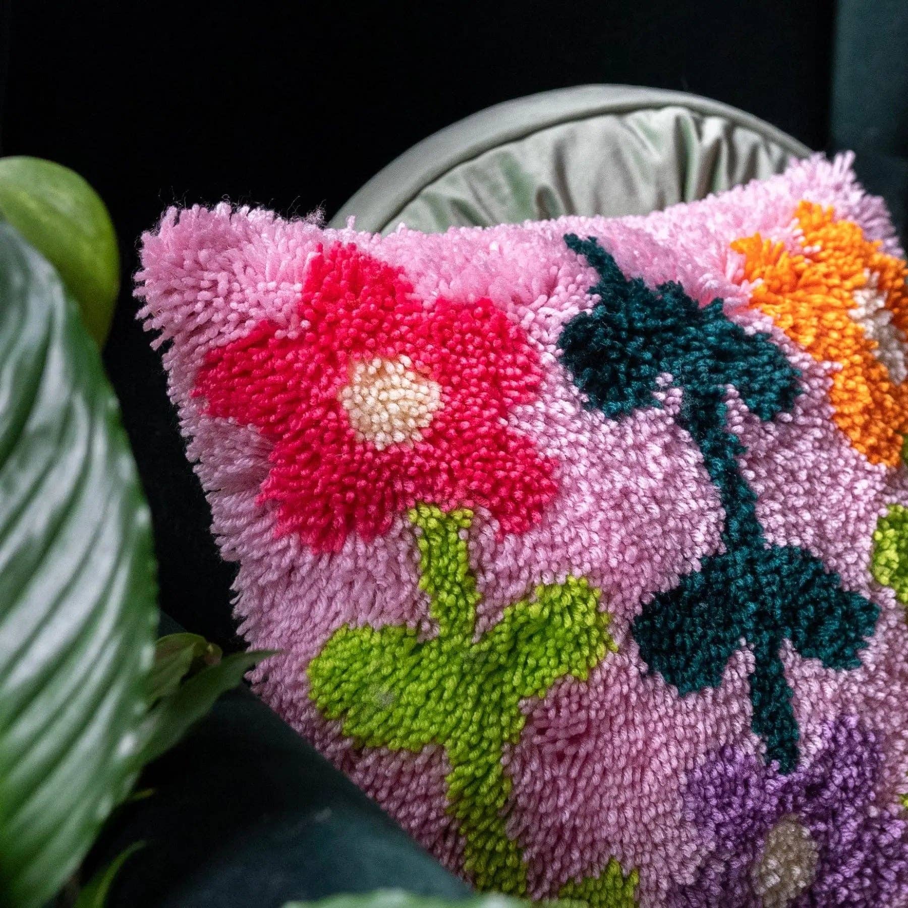 Craft Club - Wholesale Craft Sewing Kit - BRIGHT PICK OF THE BUNCH - Latch Hook Cushion Kit7