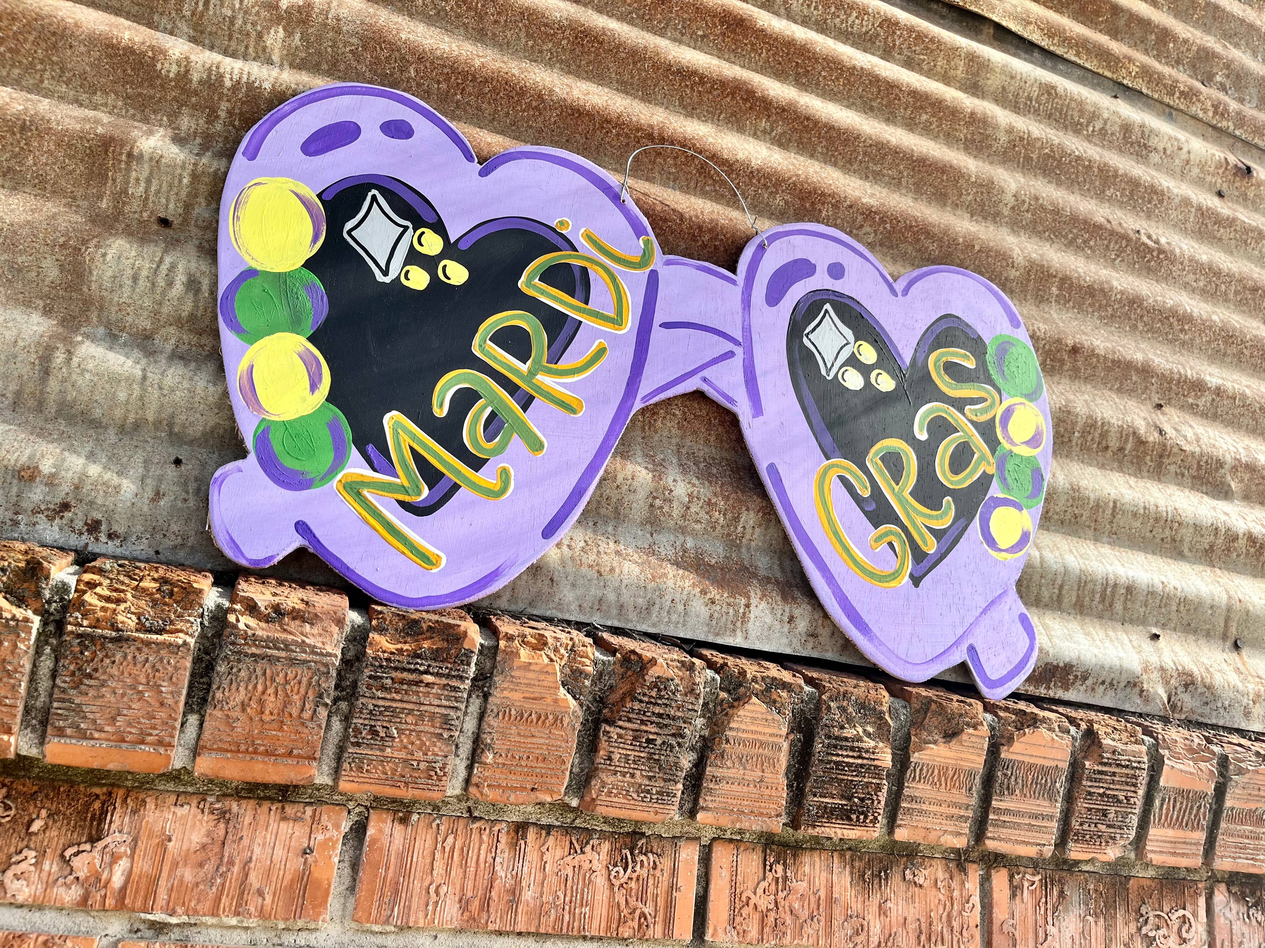 Mardi Gras Decorations: Signs, Wreaths, Balloons, & More