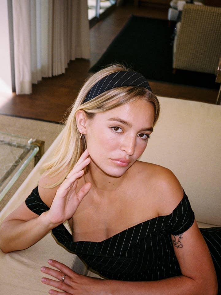 De MOD-hoofdband in Pinstripe voor wholesale door Arc + Bow