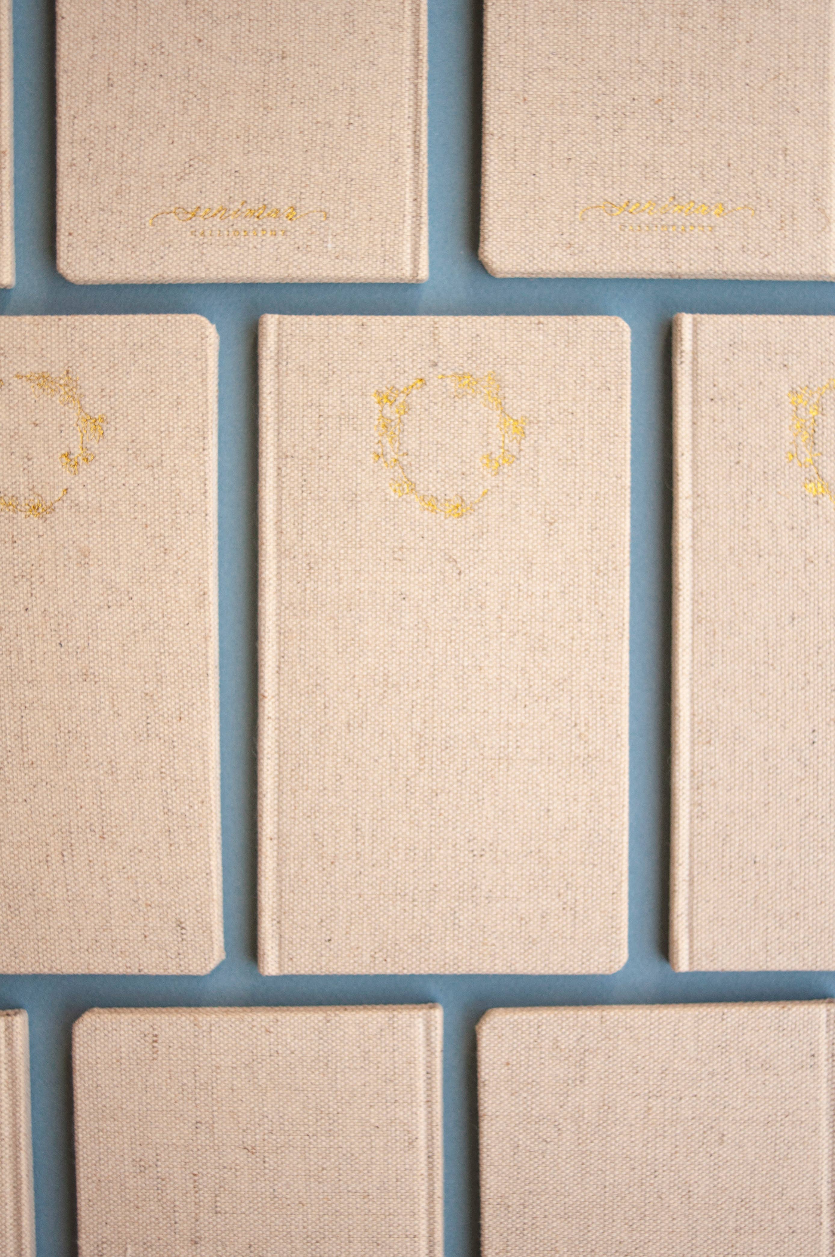 Seniman Calligraphy - Vendita all'ingrosso Quaderni - Taccuino in lino color tortora Magnolia Wreath1