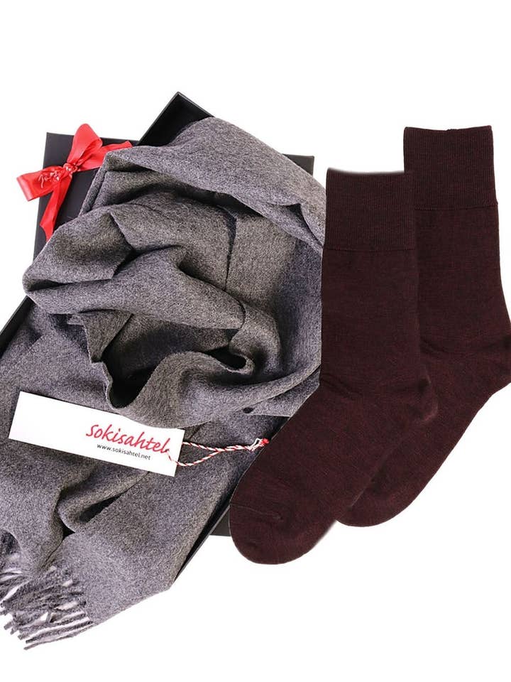 Bufanda de lana de alpaca y calcetines DOORA en caja de regalo para mujer para venta al por mayor de Sokisahtel I BestSockDrawer