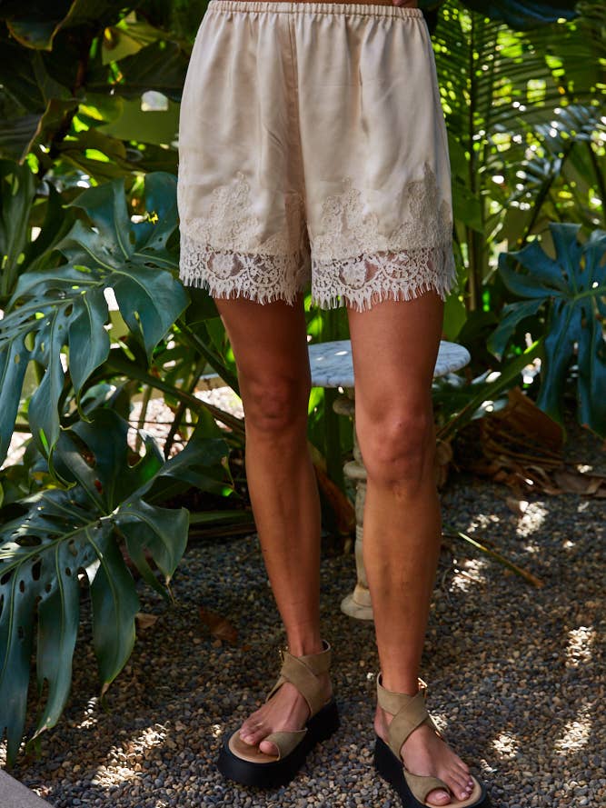 L10046 | Shorts de cintura elástica de tejido con detalle de encaje para venta al por mayor de By Together