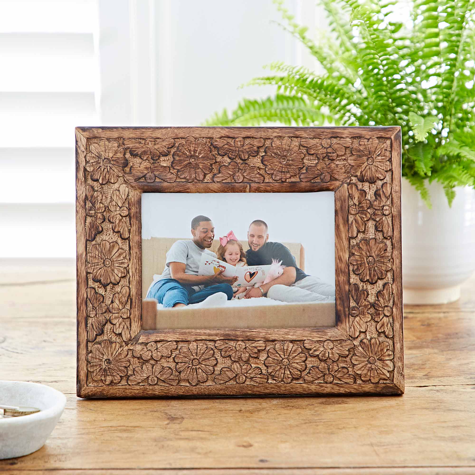 The Paper High Gift Company Limited - Vente Cadres photos - Cadre photo en bois de manguier sculpté Daisy - Fait main