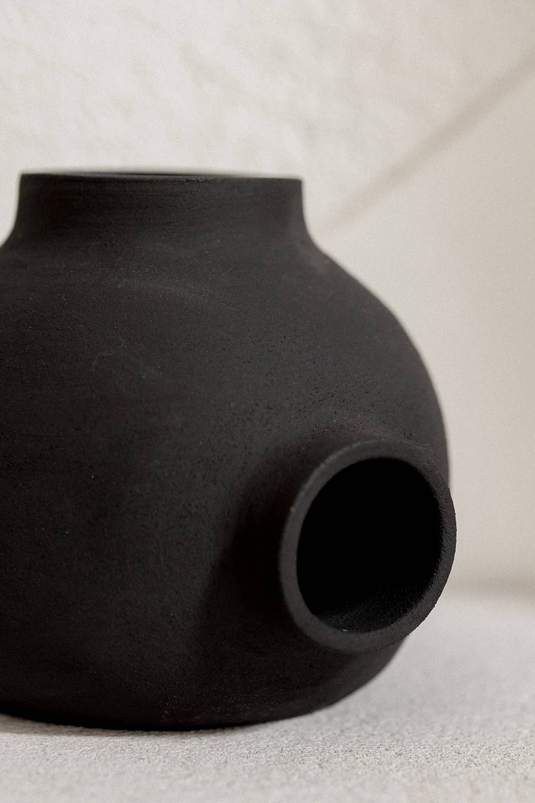 Claycraft – wholesale Vas – Rund keramisk bollvas öppen design rå handgjord13