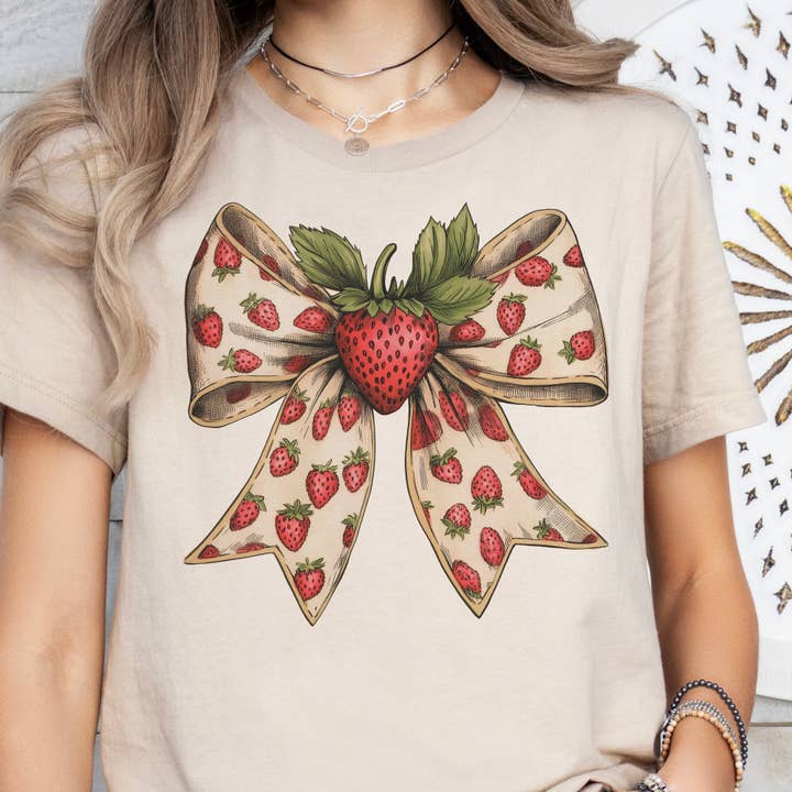 Par.tees by Party On! – Engroshandel Grafisk t-shirt - Dame – T-shirt med jordbær og sløjfe – Landmandsmarked og frugtfestival2