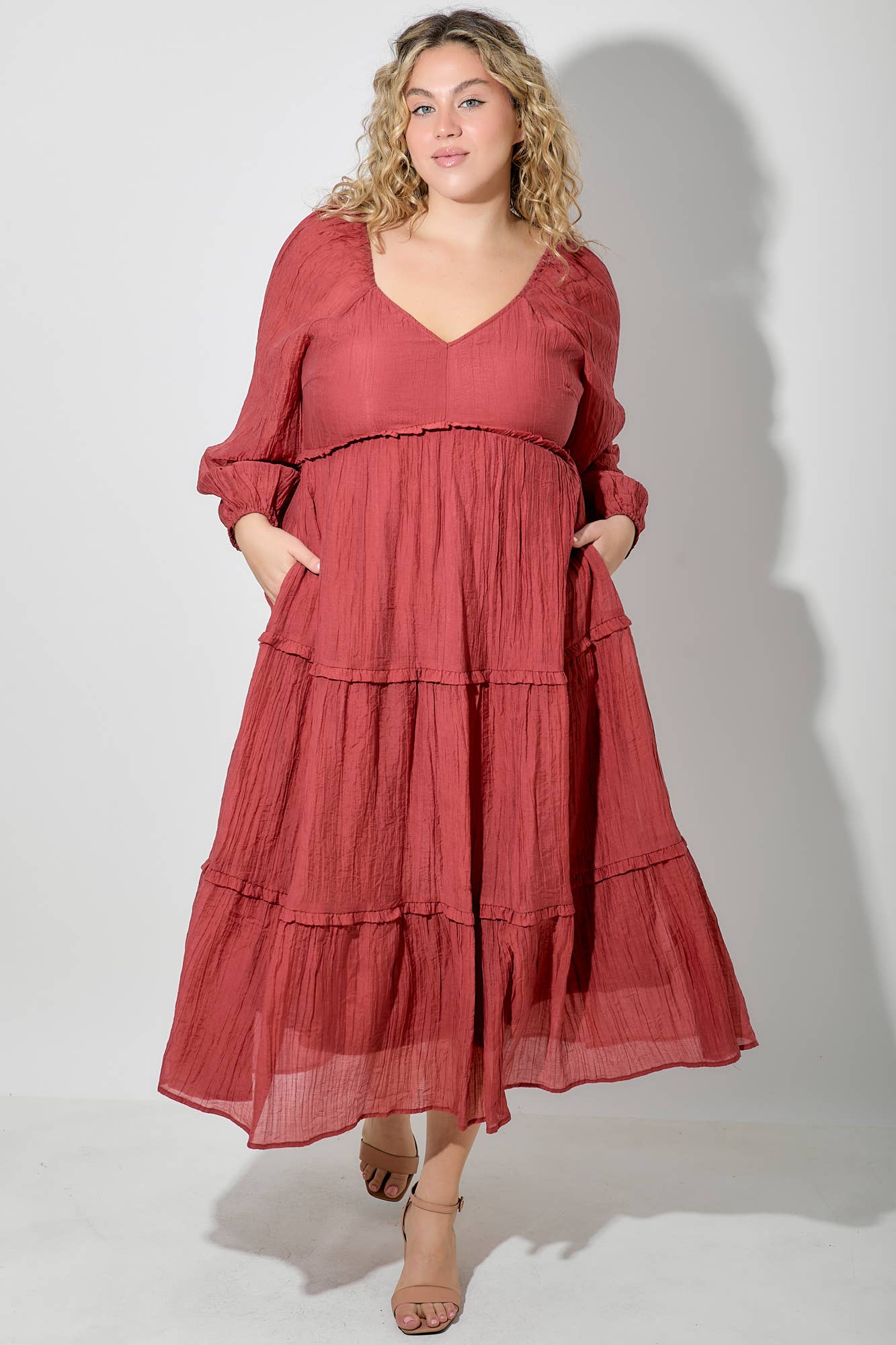 ARRUGGINIRE (PLUS SIZE) ABITO MAXI A MANICHE LUNGHE CON SCOLLO A V in vendita all'ingrosso su Faire0